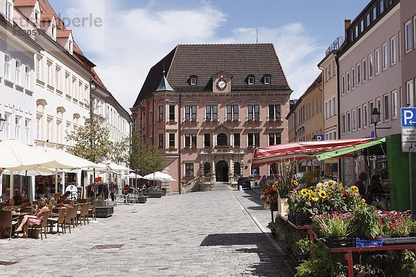 Deutschland  Bayern  Schwaben  Kaufbeuren  Ansicht Rathaus mit Restaurant und Blumenladen