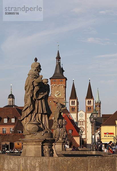 Deutschland  Bayern  Franken  Würzburg  Blick auf Rathaus und Dom St. Killan