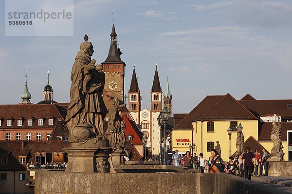 Deutschland  Bayern  Franken  Würzburg  Blick auf Rathaus und Dom St. Kilian