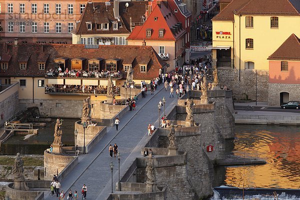 Deutschland  Bayern  Franken  Würzburg  Blick auf alte Flussbrücke