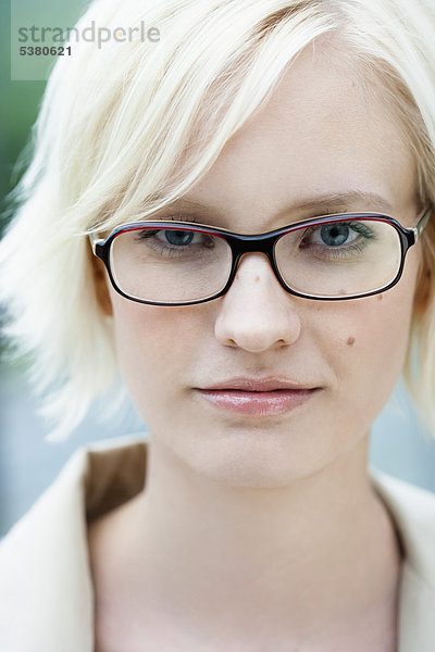 Junge Frau mit Brille  Portrait  lächelnd