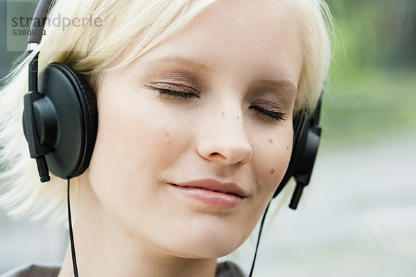 Junge Frau beim Musikhören