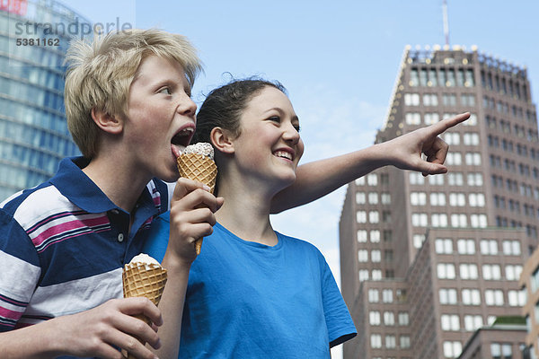 Deutschland  Berlin  Teenagerpaar beim Eis essen