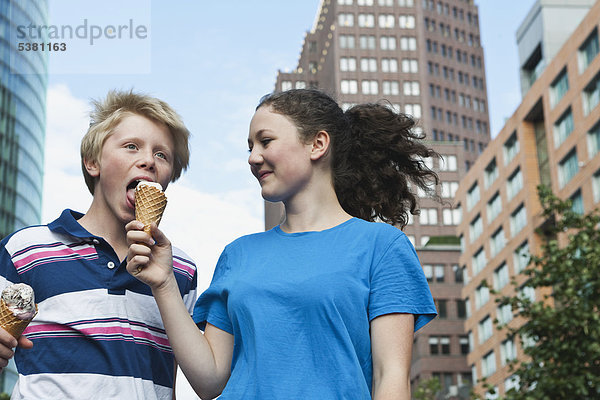 Deutschland  Berlin  Teenagerpaar beim Eis essen