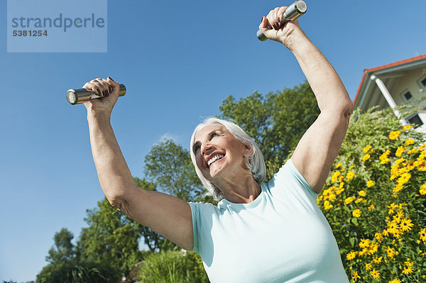 Seniorin beim Sport mit Hantel