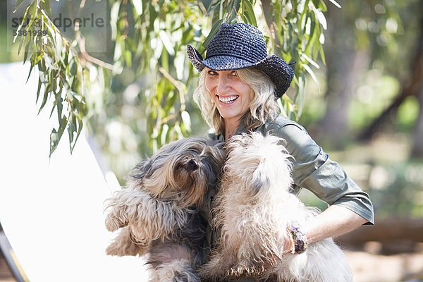 Außenaufnahme  Frau  tragen  Hund  freie Natur