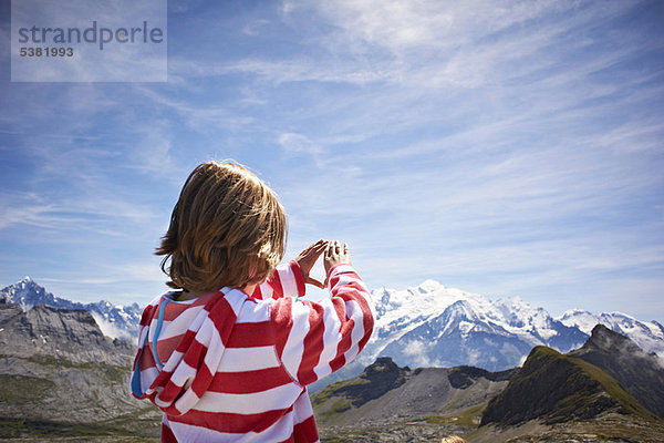 Junge bewundert Felslandschaft