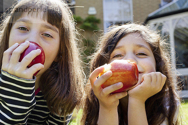 Mädchen essen Äpfel im Freien