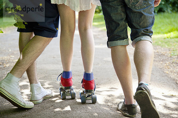 Teenager Jungen mit Rollschuhläuferin