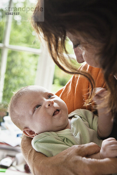 0-4 Wochen  0 bis 4 Wochen  Säuglingsalter  Säugling  wiegen  Mutter - Mensch