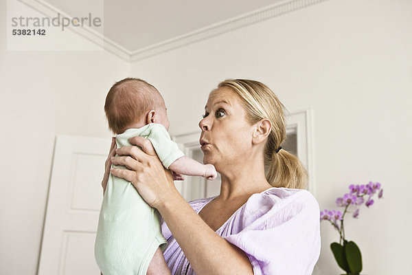 halten  Schlafzimmer  Säuglingsalter  Säugling  Mutter - Mensch