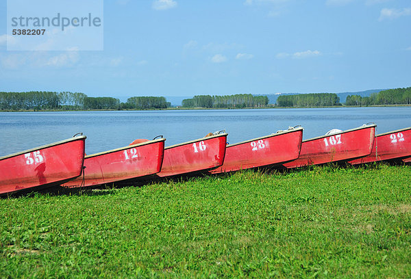 Nummerierte Boote am See angedockt