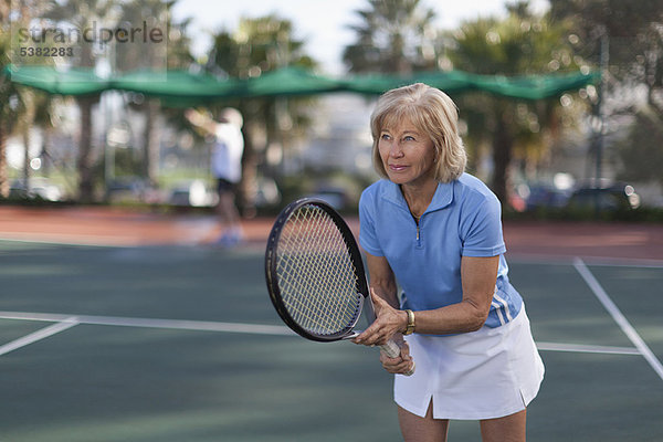 Außenaufnahme  Frau  alt  freie Natur  spielen  Tennis
