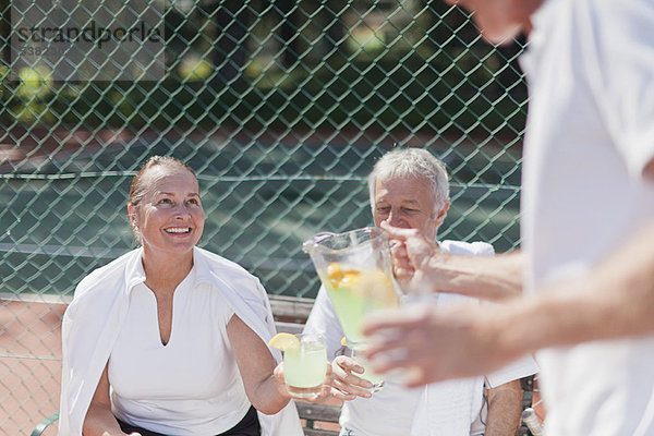 Außenaufnahme  Mensch  Menschen  alt  Limonade  freie Natur