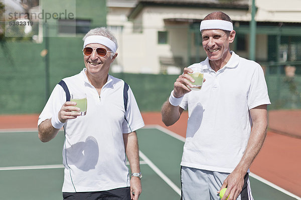 Mann  trinken  alt  Gericht  Limonade