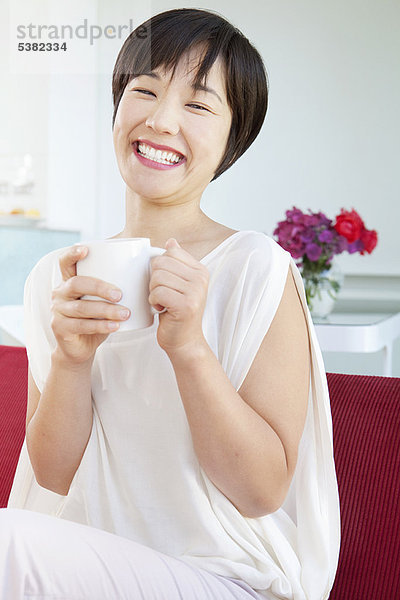 Frau  Tasse  lächeln  trinken  Kaffee