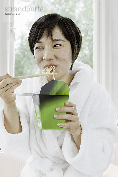 Frau  Lebensmittel  chinesisch  Bademantel  essen  essend  isst