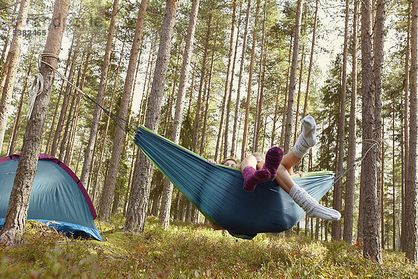 Frauen entspannen in der Hängematte auf dem Campingplatz