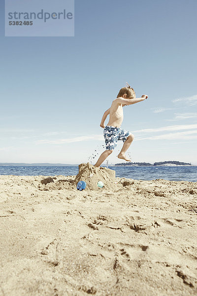 Strand Junge - Person stampfen Sandburg