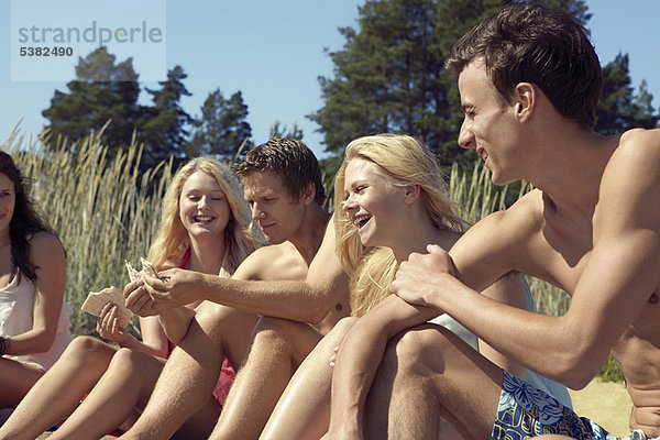 sitzend Zusammenhalt Freundschaft Strand