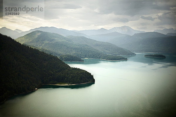 Luftaufnahme der Berge und des stillen Sees