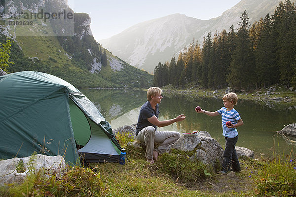 Menschlicher Vater  Sohn  Campingplatz  essen  essend  isst