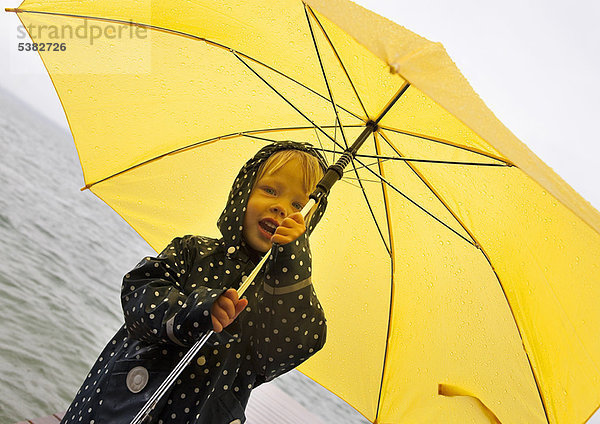 Regenschirm  Schirm  gelb  halten  See  Mädchen