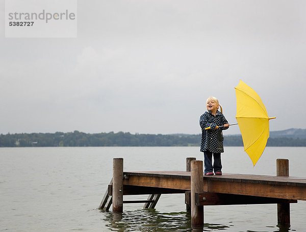 Regenschirm  Schirm  gelb  halten  Dock  Mädchen