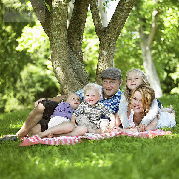 Familie beim gemeinsamen Picknick