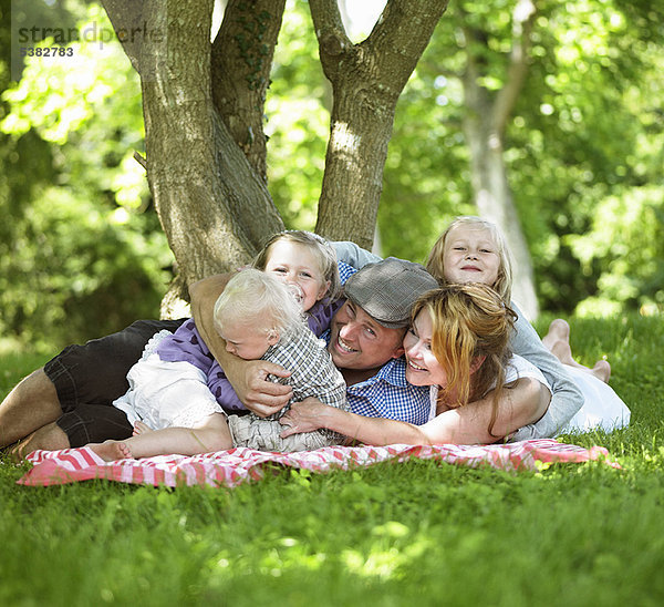 Familie beim gemeinsamen Picknick