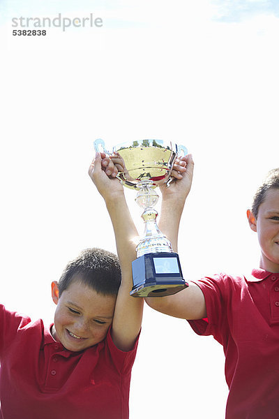 Außenaufnahme  Junge - Person  jubeln  freie Natur  Pokal