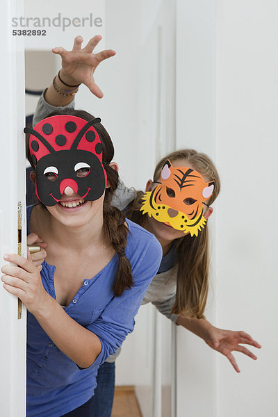 Lächelnde Mädchen mit bunten Masken