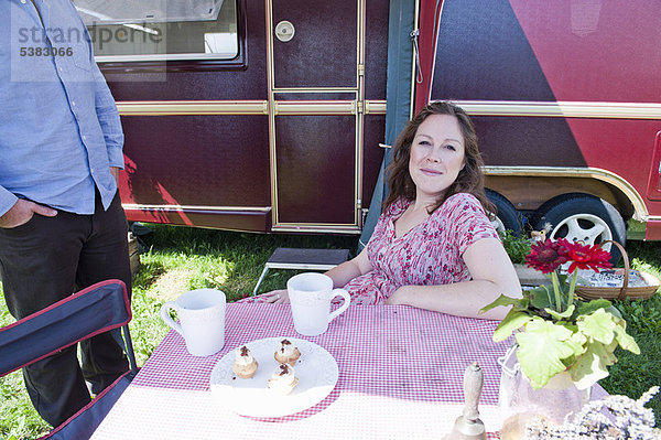 Außenaufnahme Frau Picknick