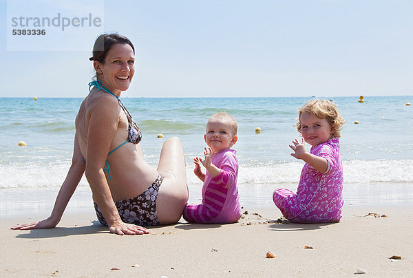 sitzend  Strand  Tochter  Mutter - Mensch