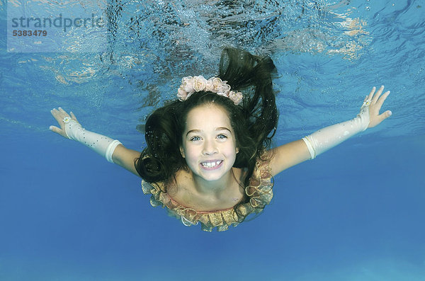 Unterwasseraufnahme zeigen Mädchen Mode