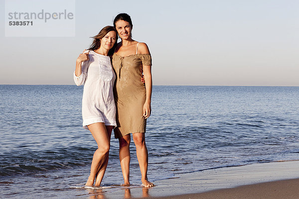 Zwei junge Frauen am Strand