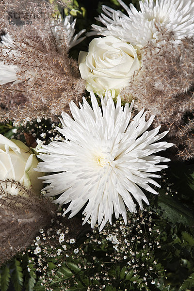 Blumengesteck mit weißen Chrysanthemen und Rosen