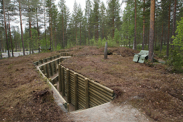 Nachbildung eines Schützengrabens aus dem Zweiten Weltkrieg bei Kuhmo  Finnland  Europa