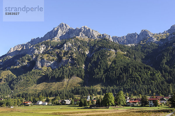 Nesselwängle  Tannheimer Tal  Berge Gimpel  links  und Kellenspitze  Kellespitze oder Köllenspitze  Tannheimer Berge  Tirol  Österreich  Europa  ÖffentlicherGrund