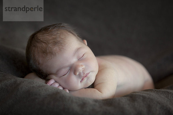 Neugeborenes Baby  5 Tage  schläft