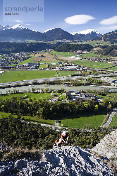 Kletterer beim Aufstieg über den Kaiser Max Klettersteig bei der Martinswand neben Innsbruck  hinten das Inntal und Kematen  Norttirol  Tirol  Österreich  Europa