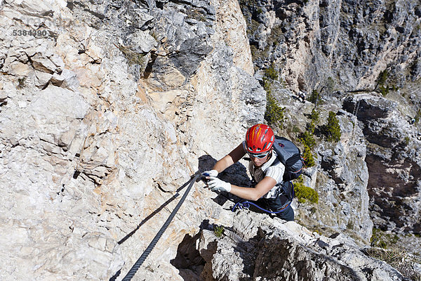 Kletterer beim Aufstieg über den Stevia-Klettersteig im Langental bei Wolkenstein  Gröden  Südtirol  Italien  Europa