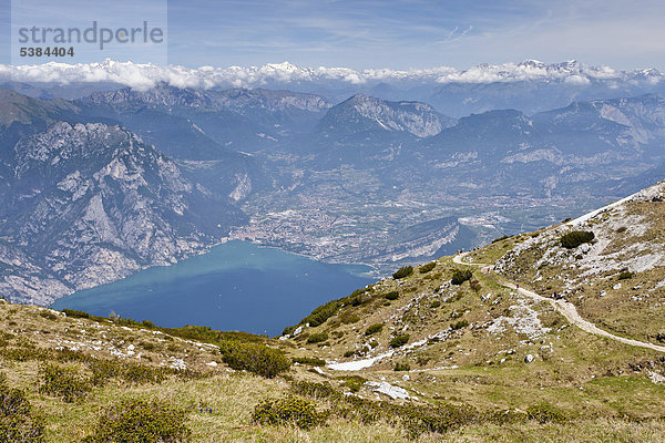 Blick auf Gardasee und Arco  beim Aufstieg zum Monte Altissimo oberhalb von Nago  Trentino  Italien  Europa