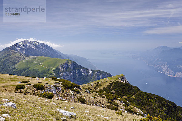 Auf dem Monte Altissimo oberhalb von Nago  unten der Gardasee  hinten der Monte Baldo  Trentino  Italien  Europa