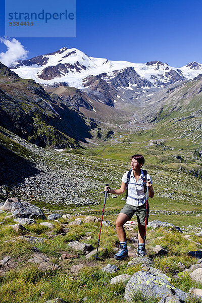 Bergsteigerin beim Aufstieg zur Rotspitz im Martelltal  hinten der Cevedale und die Zufallspitze  Südtirol  Italien  Europa