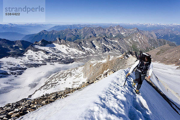 Bergsteiger beim Aufstieg zum Hochfeiler  hinten das Pfitscher-  Eisack- und Wipptal  Südtirol  Italien  Europa