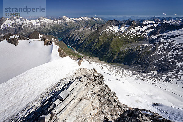 Blick vom Hochfeiler  Pfitschertal  hinten das Zillertal und Schlegeisspeicher  Österreich  Südtirol  Italien  Europa
