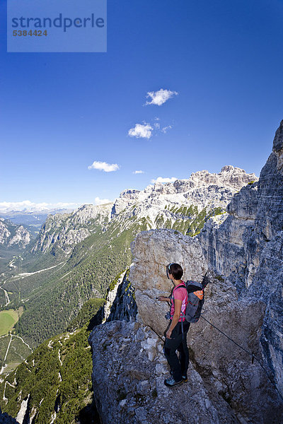 Bergsteigerin beim Aufstieg zum Monte Piano  Klettersteig im Hochpustertal  Dolomiten  hinten das Höhlensteintal  Südtirol  Italien  Europa