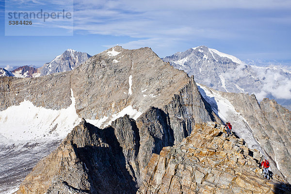 Aussicht beim Aufstieg zum Hohen Angelus  Ortlergebiet  hinten der Ortler  König und Vertainspitze  Südtirol  Italien  Europa