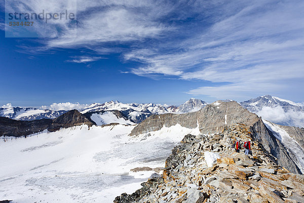 Bergsteiger beim Abstieg von Hohen Angelus  Ortlergebiet  hinten der Ortler  König und Vertainspitze  Südtirol  Italien  Europa